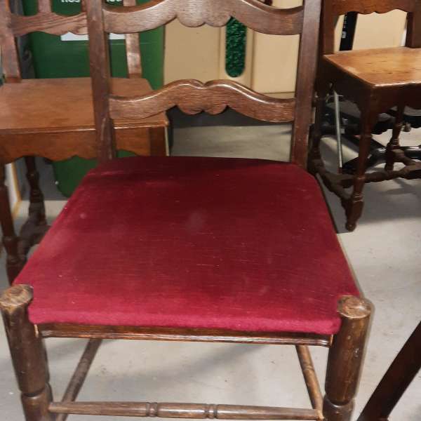 Chaise ancienne assise bordeau à renover
