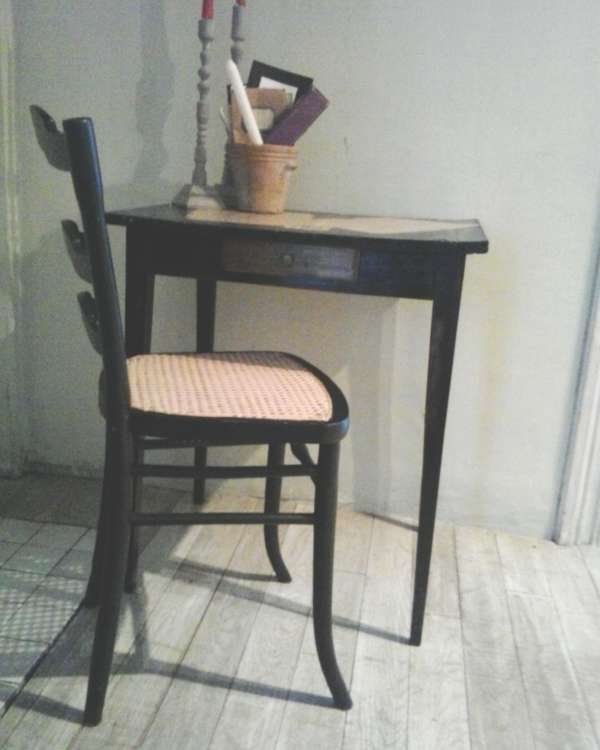 une table customisée et une chaise cannage à l ancienne restauré