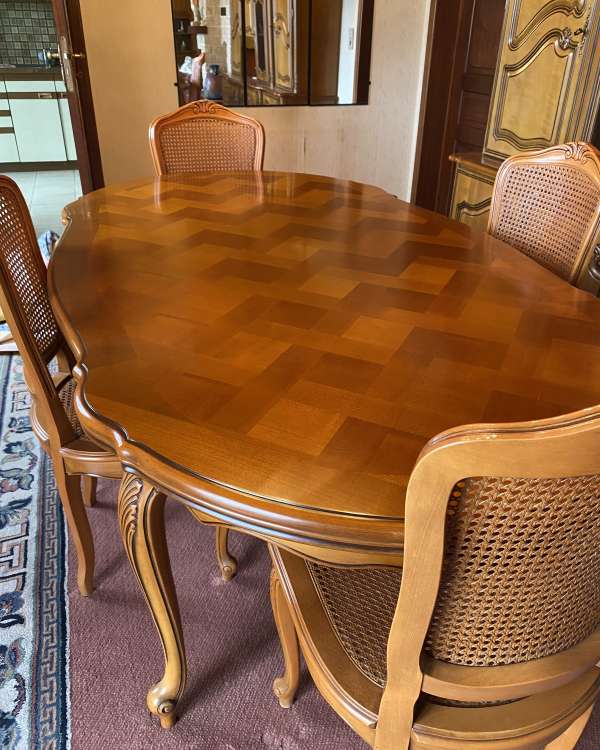 Table en bois et six chaises