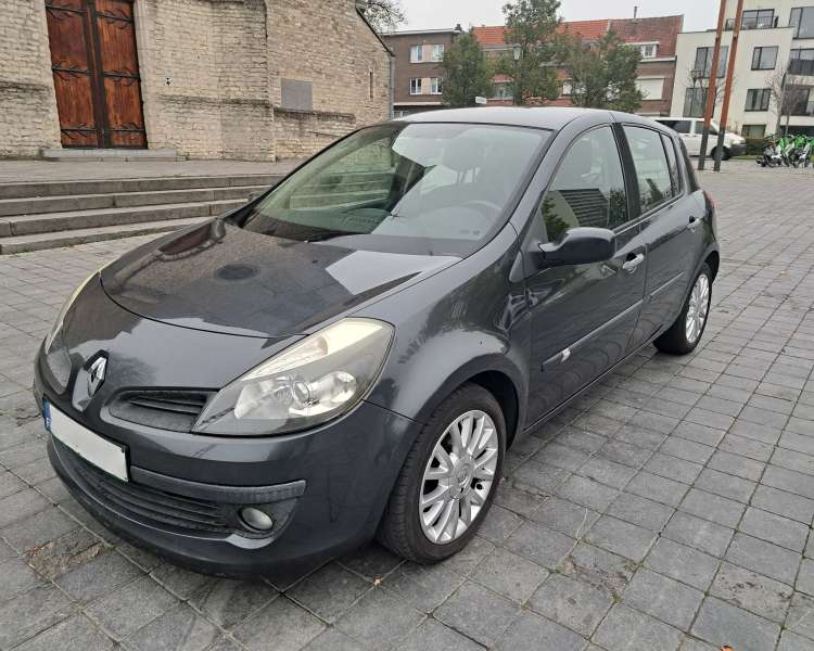 Renault Clio • 1.4 ess. • 2006 • 151.000 km • 5 portes • airco • carnet